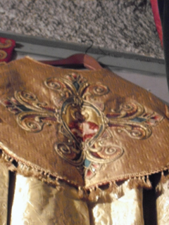 An embroidered collar