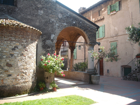 Garda 8 - Sirmione church