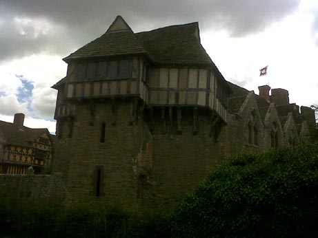 Stokesay Castle outside3