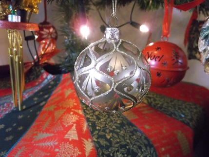 Xmas tree and ornies 