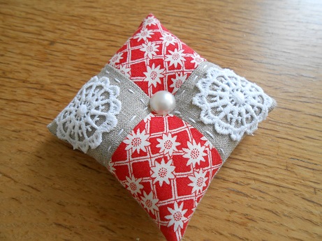 pincushions-sept-2016-red-and-linen-1