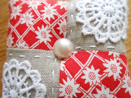 pincushions-sept-2016-red-and-linen-2