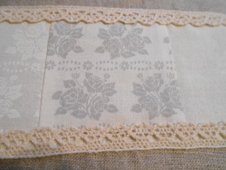 linen-and-lace-zip-pouch-2