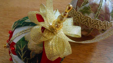 Xmas ribbon baubles 3